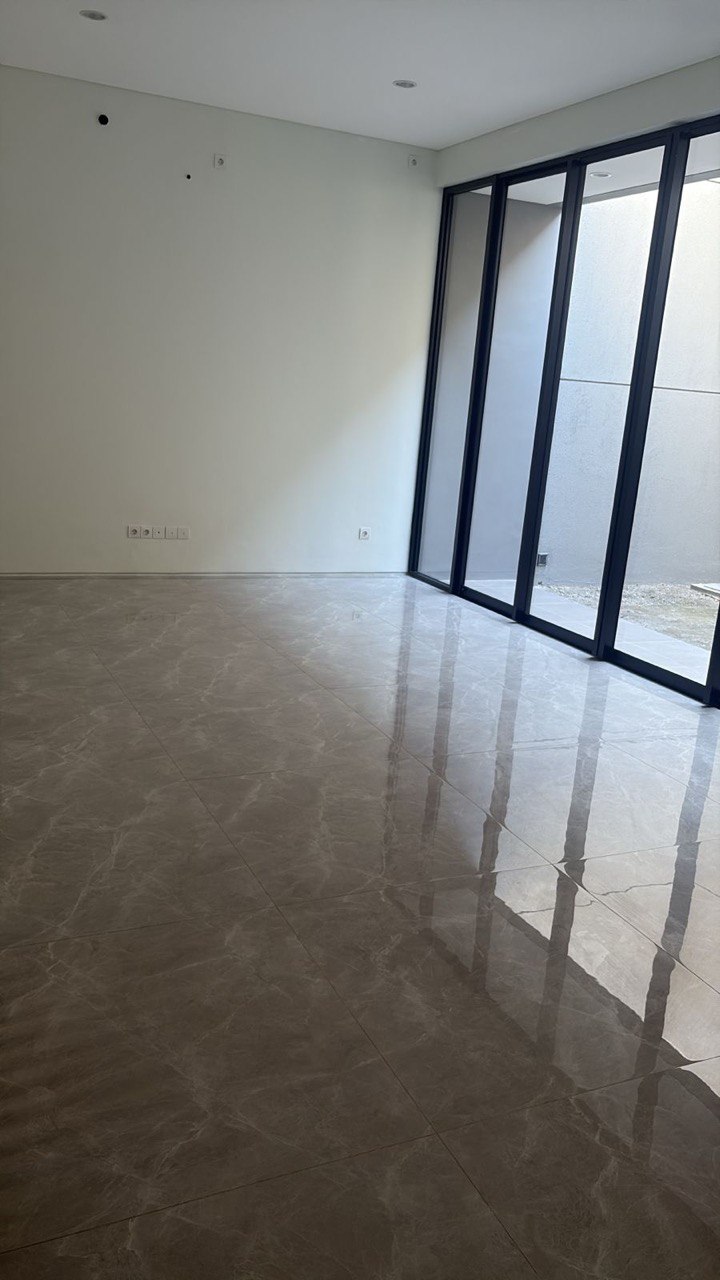 Disewakan Rumah Baru Gress di District 9 Citraland Surabaya Barat - Thumbnail 5