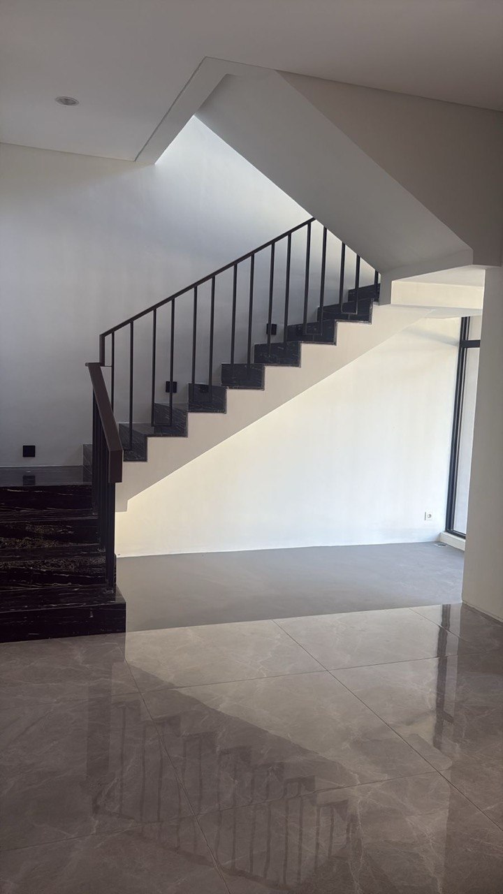 Disewakan Rumah Baru Gress di District 9 Citraland Surabaya Barat - Thumbnail 4