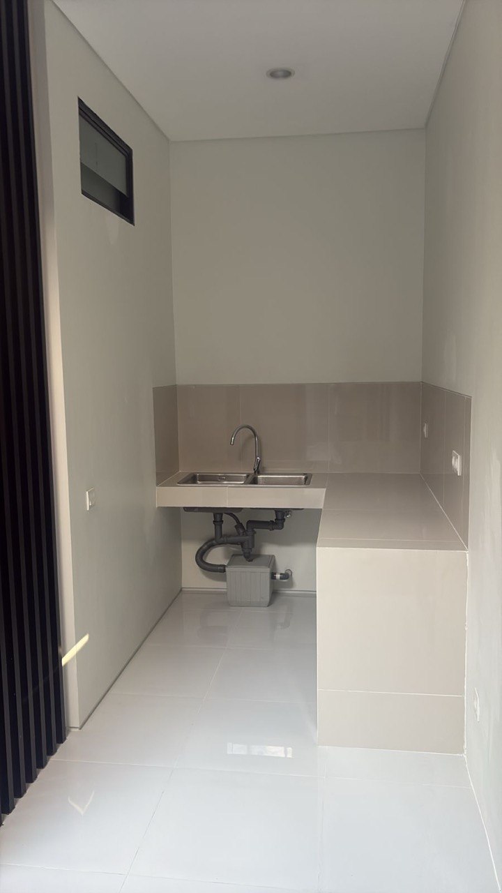 Disewakan Rumah Baru Gress di District 9 Citraland Surabaya Barat - Thumbnail 6