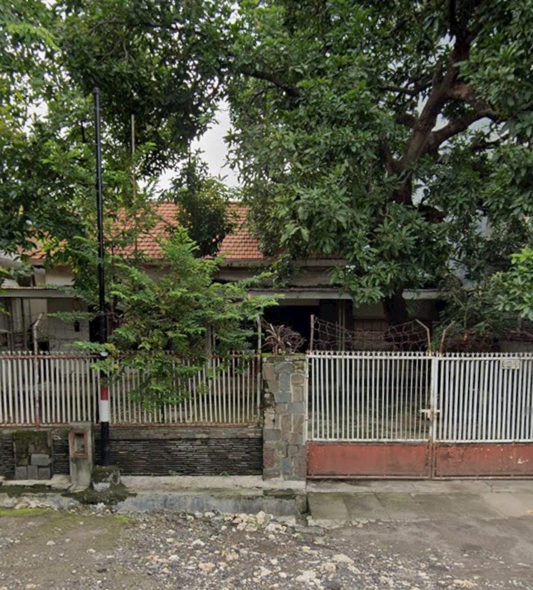 Dijual Rumah Hitung Tanah di Jalan Sumatra Surabaya Pusat - Image 1