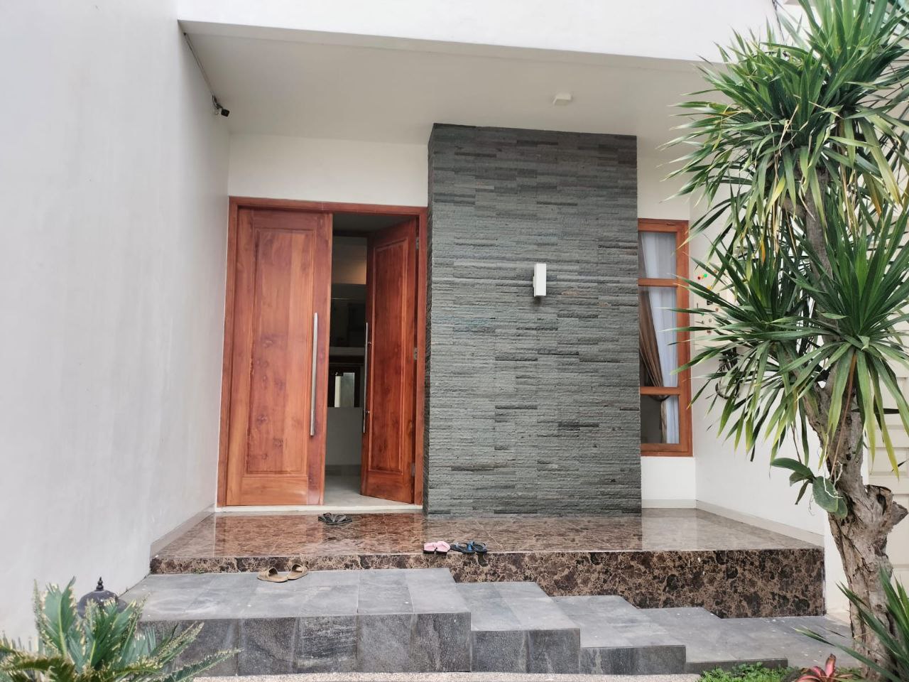 Dijual Rumah Mewah Strategis di Jalan Cempaka Jogotrunan Lumajang - Thumbnail 3