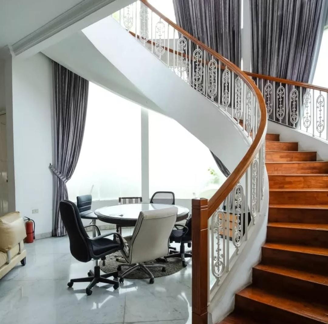 Dijual Rumah Mewah 2 Lantai Lokasi di Taman Kebon Jeruk Jakarta Barat - Thumbnail 2