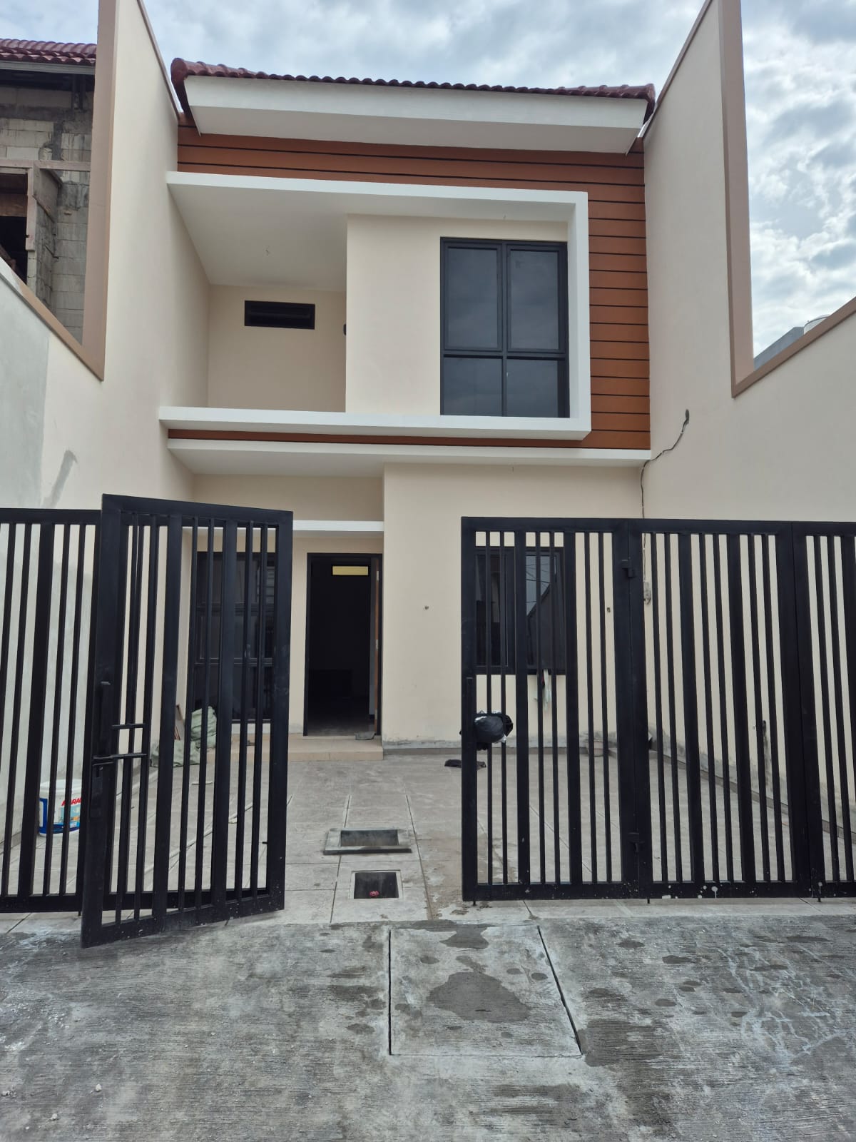 Dijual Rumah Baru Nyaman di Wilayah Darmo Harapan Surabaya Barat - Image 1