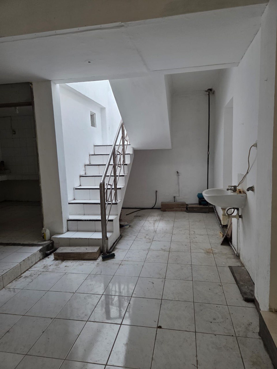 Disewakan Rumah Usaha Strategis di Krembangan Barat Surabaya Utara - Thumbnail 3