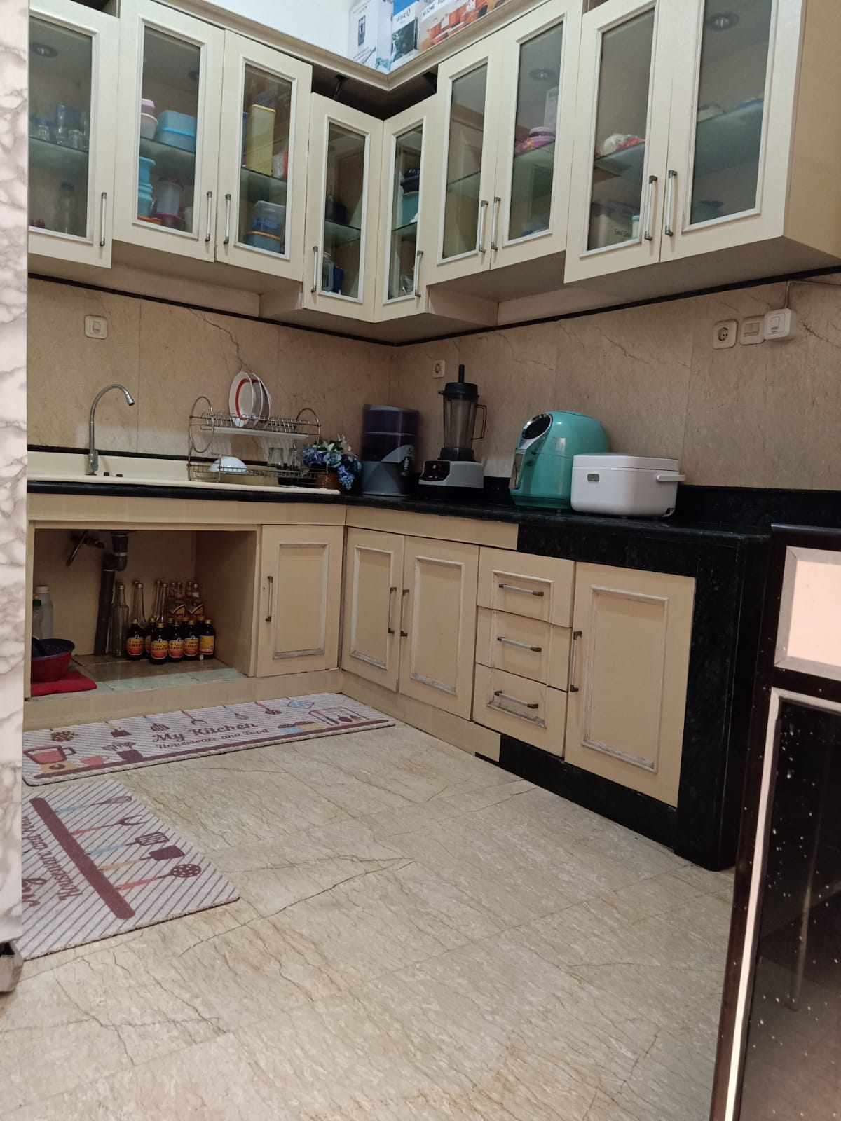 Dijual Rumah Classic Full Furnished Premium di kawasan Gayungsari Timur - Thumbnail 3