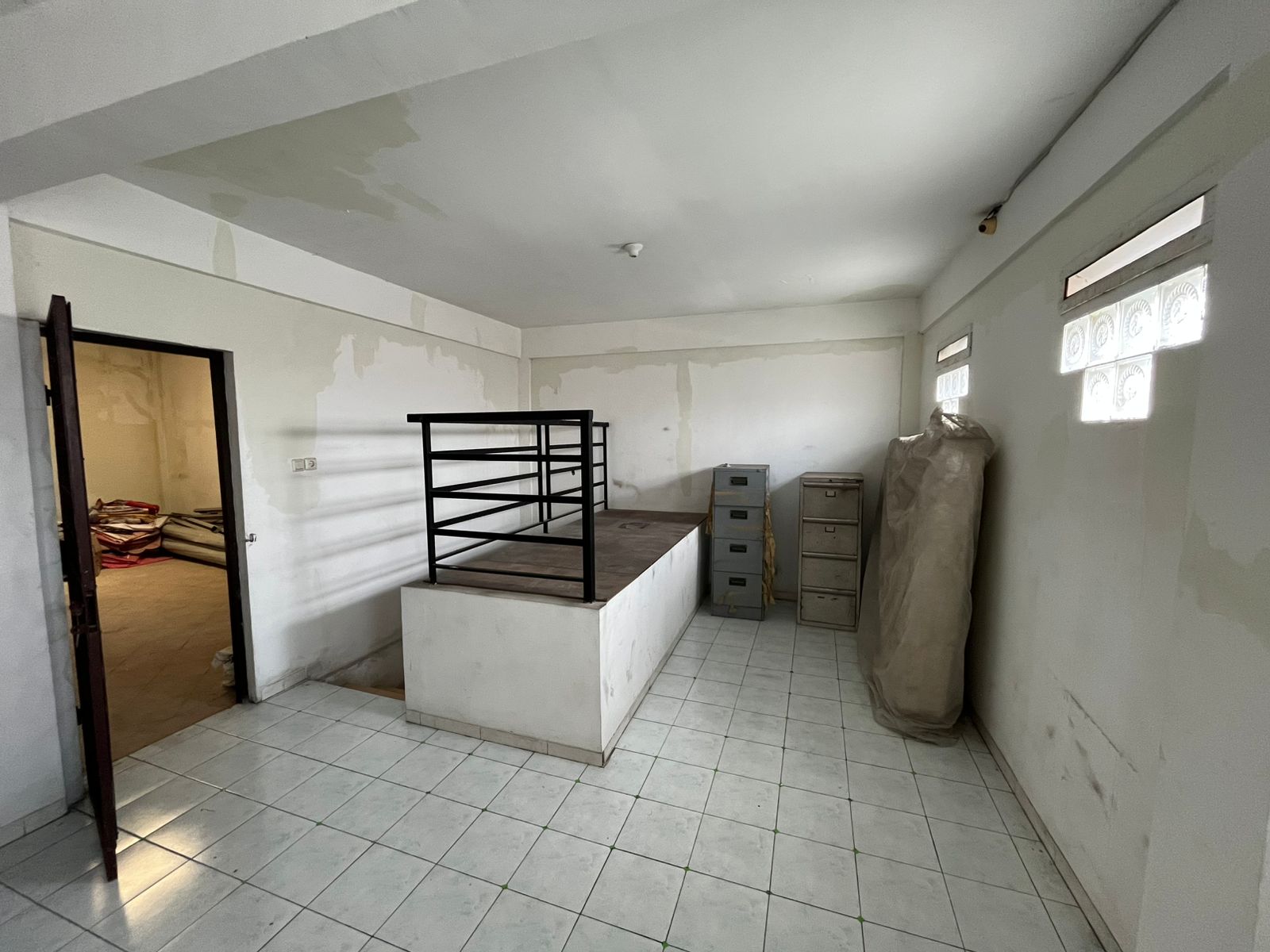 Disewakan Ruko 3 Lantai Siap Huni Lokasi Strategis Raya Darmo Permai Surabaya Barat - Thumbnail 4