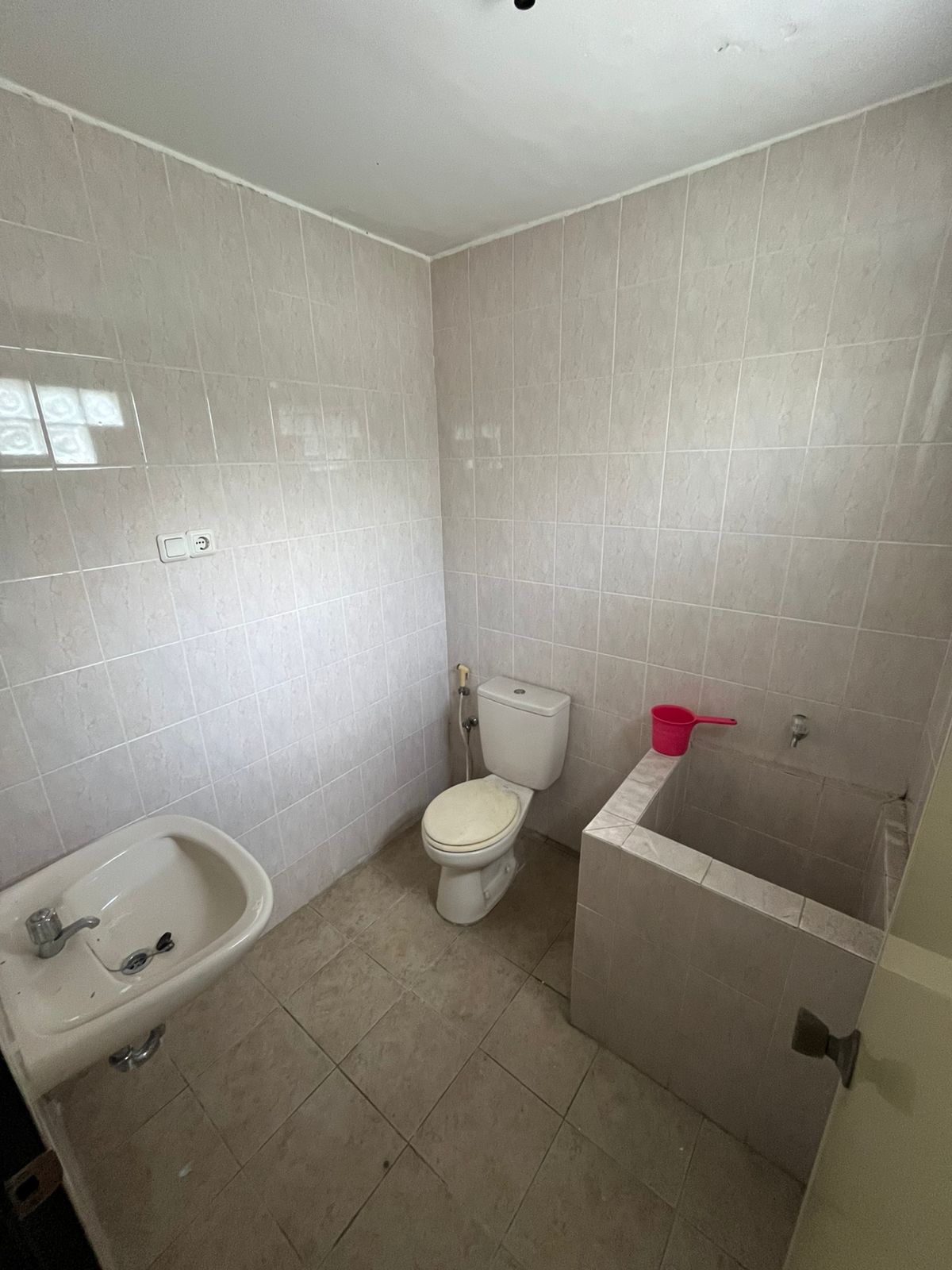 Disewakan Ruko 3 Lantai Siap Huni Lokasi Strategis Raya Darmo Permai Surabaya Barat - Thumbnail 6