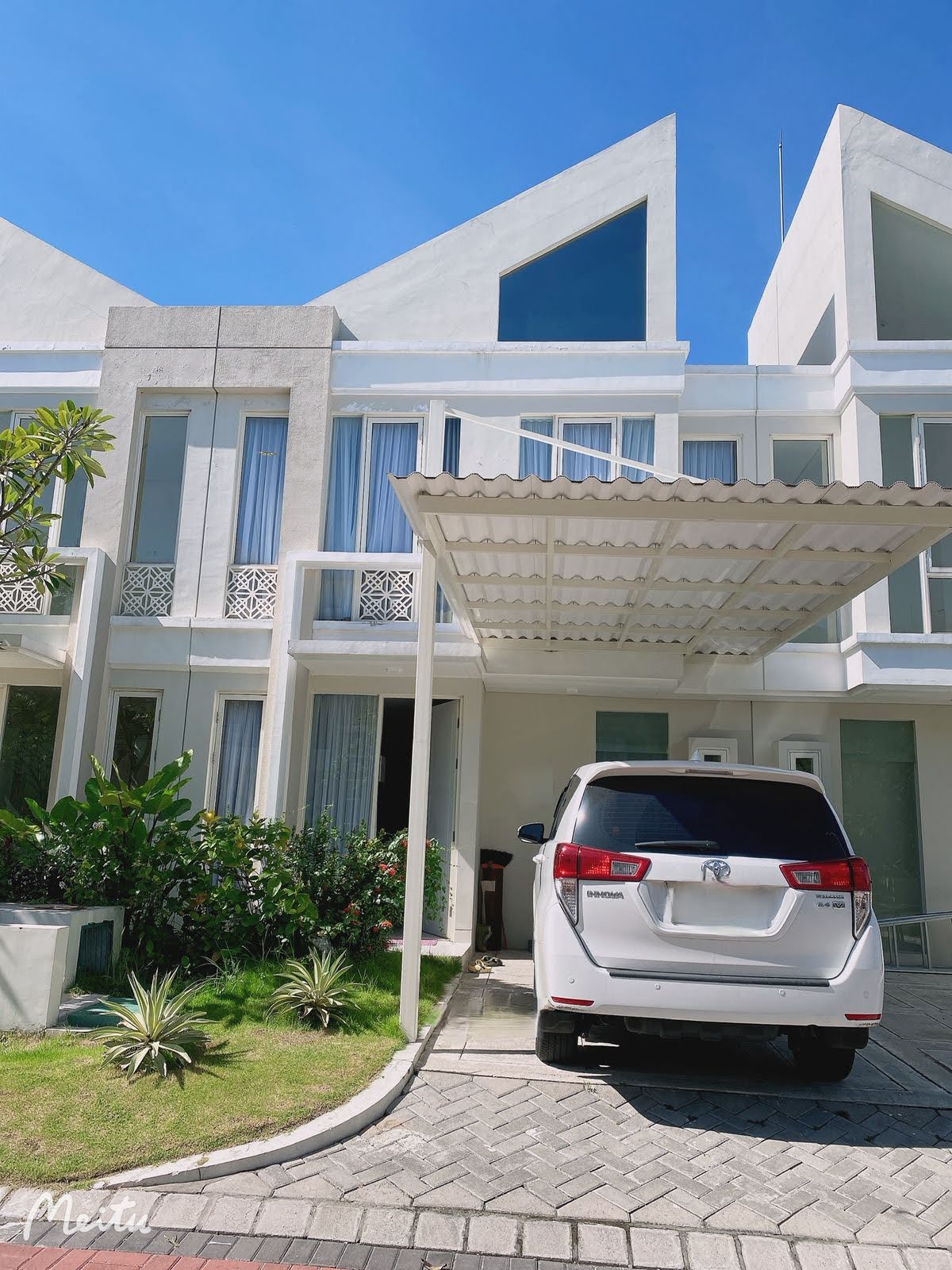 Dijual Rumah Murah Siap Huni di Kawasan Elite Grand Pakuwon Surabaya Barat - Image 1
