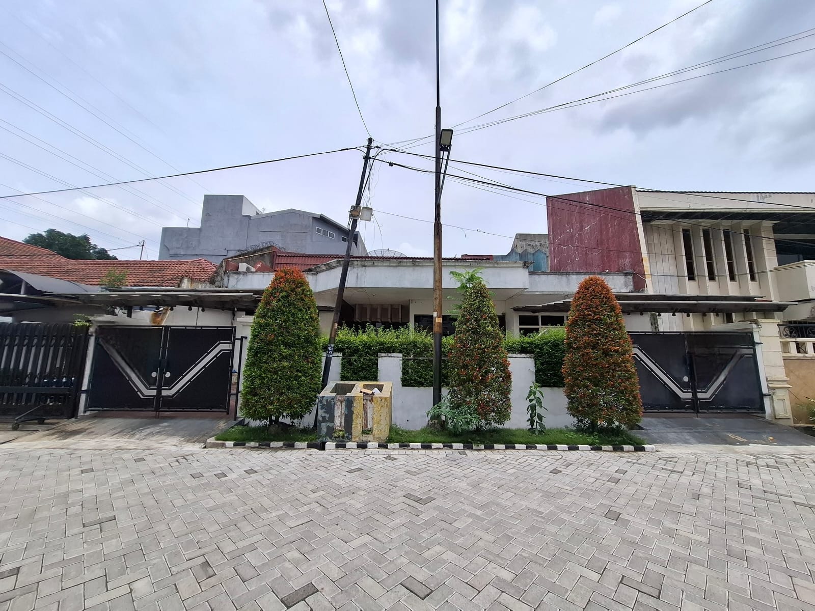 Dijual Rumah Bagus Kawasan Elit di Kertajaya Indah Surabaya Timur - Image 1