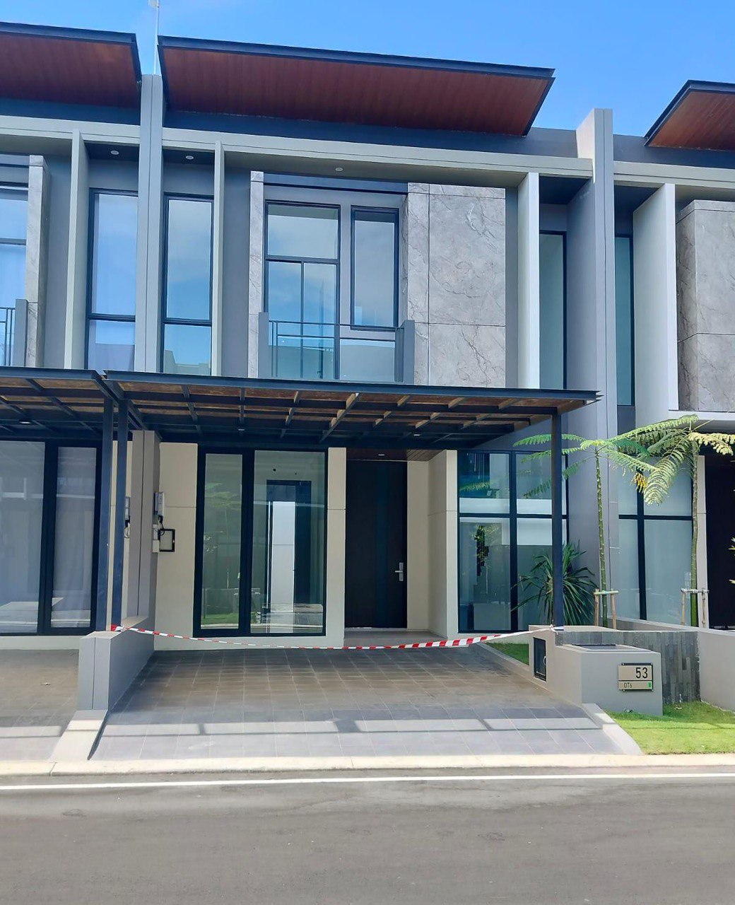 Disewakan Rumah Baru Gress di District Nine Citraland Surabaya Barat - Image 1