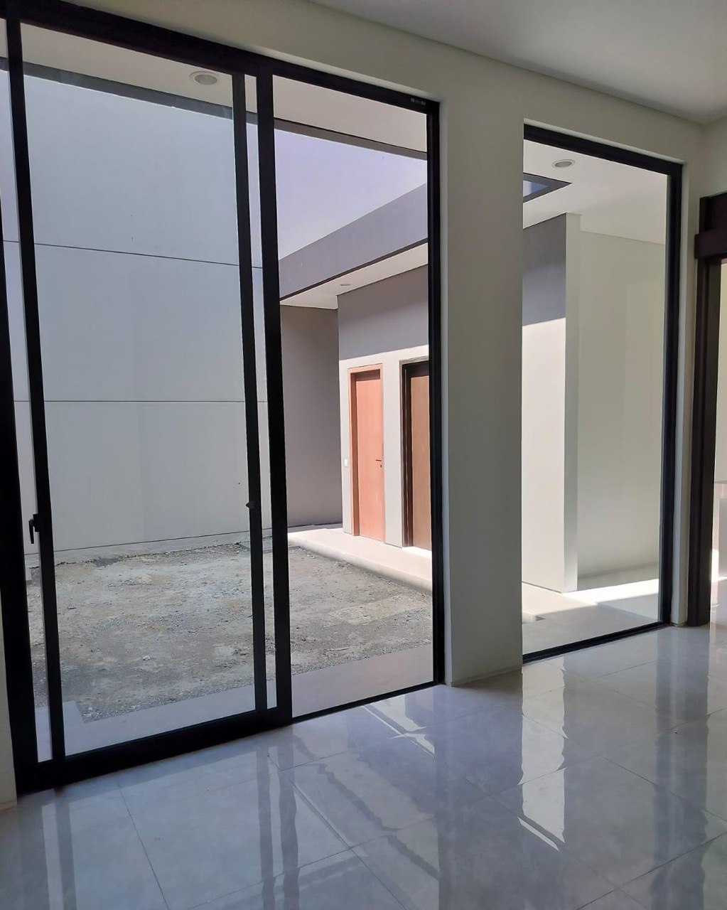 Disewakan Rumah Baru Gress di District Nine Citraland Surabaya Barat - Thumbnail 3