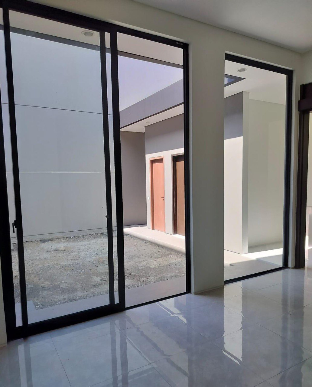 Disewakan Rumah Baru Gress di District Nine Citraland Surabaya Barat - Thumbnail 6