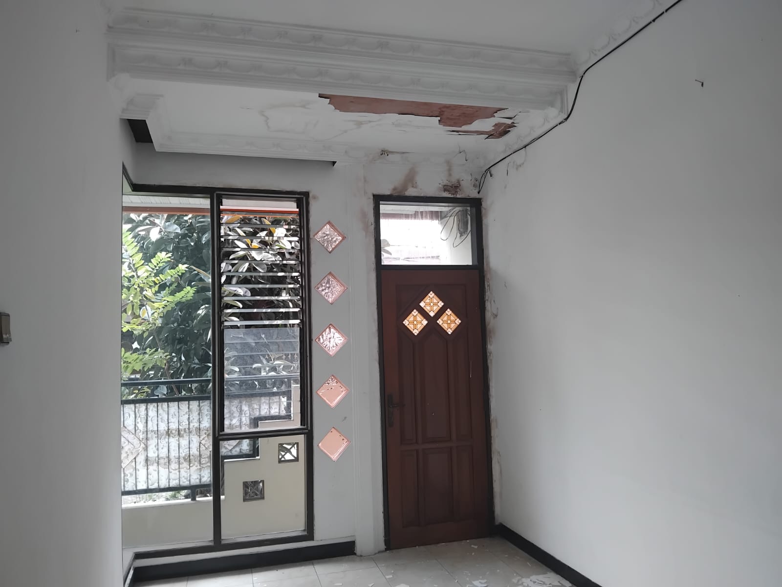Disewakan Rumah Strategis 2 Lantai Siap Huni di Taman Pondok Indah Surabaya Barat - Image 1