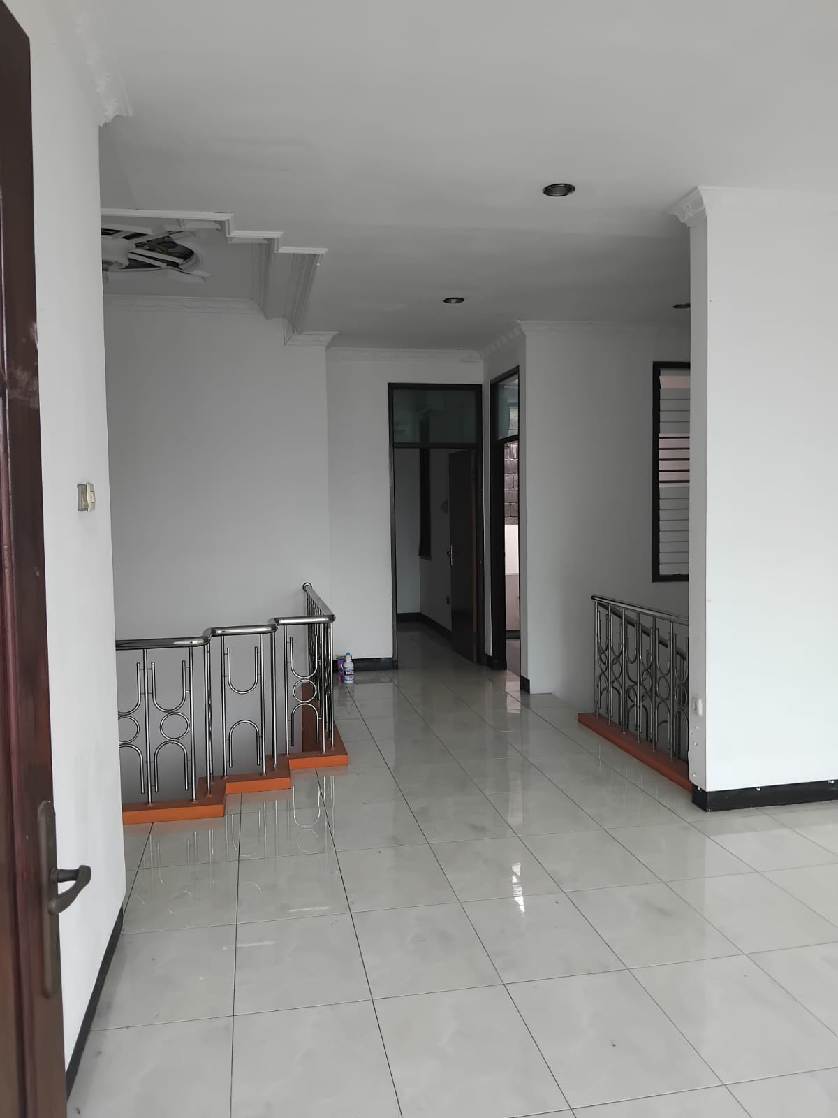 Disewakan Rumah Strategis 2 Lantai Siap Huni di Taman Pondok Indah Surabaya Barat - Thumbnail 2