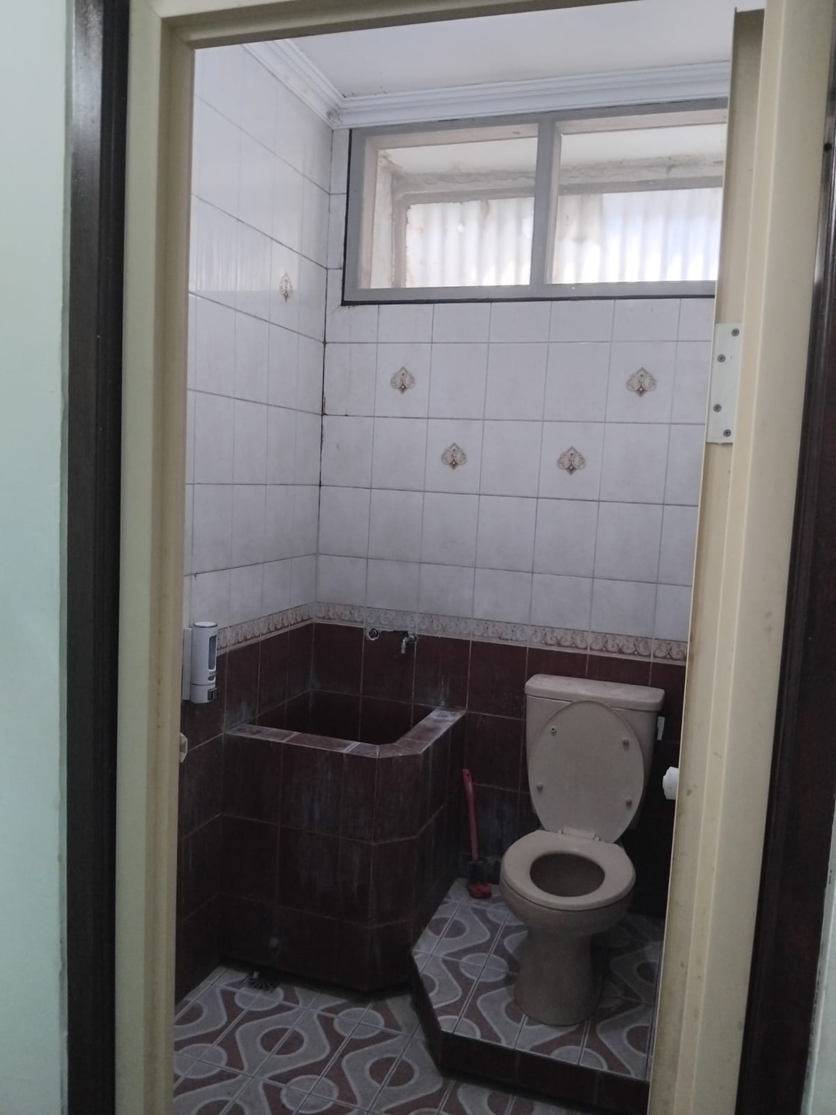 Disewakan Rumah Strategis 2 Lantai Siap Huni di Taman Pondok Indah Surabaya Barat - Thumbnail 6