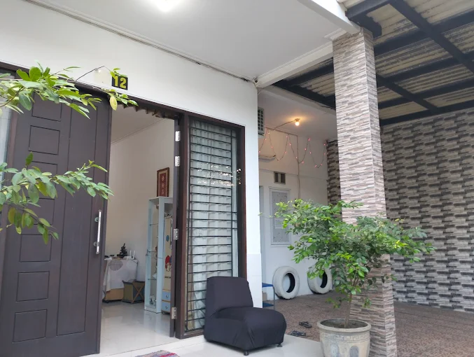 Disewakan Kamar Strategis Kos VIP Harga Tahunan Lokasi Jalan Bromo Surabaya Pusat - Image 1