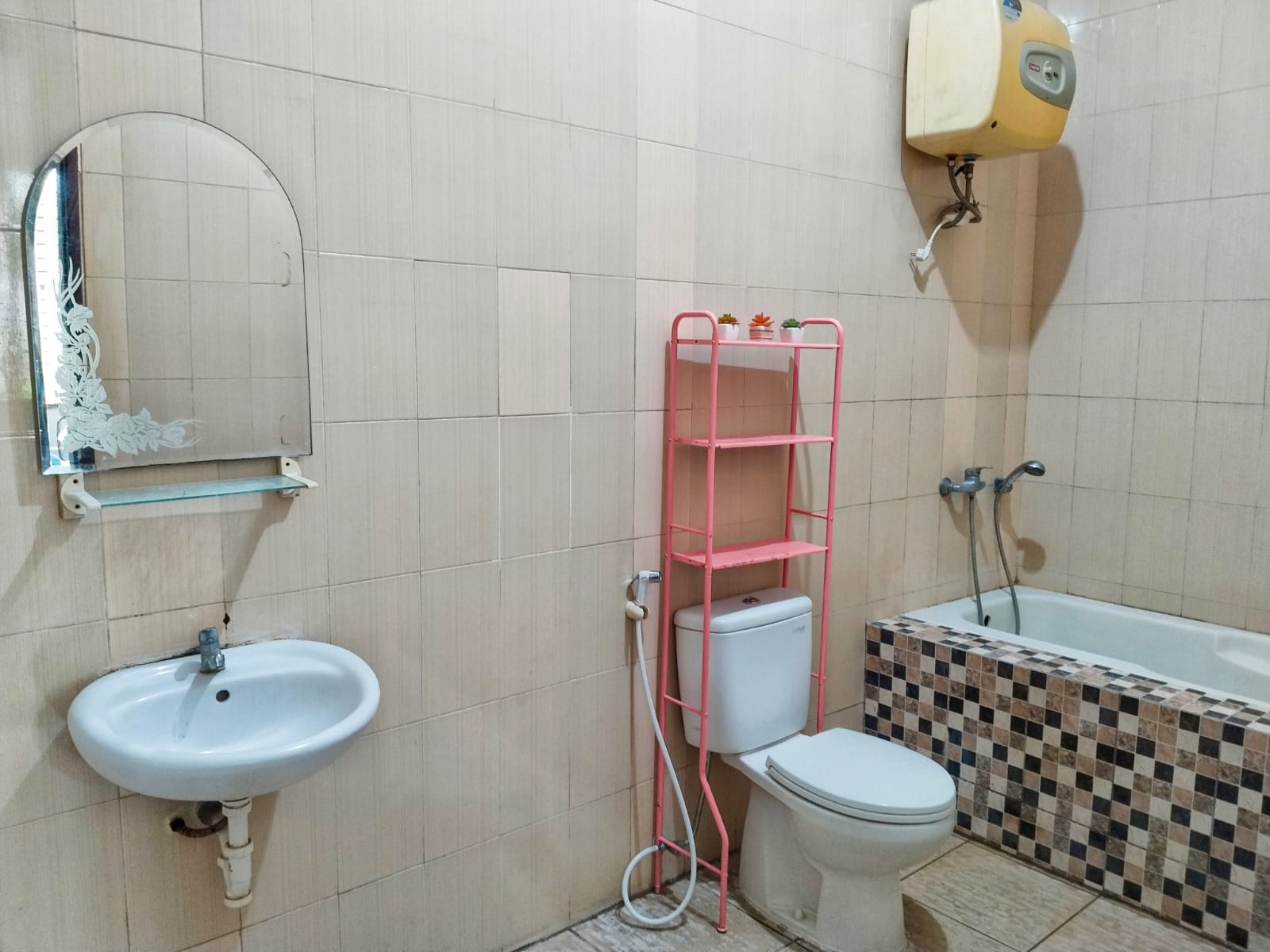 Dijual Rumah Kost Putri Aktif 3 Lantai Tenggilis Mejoyo Lokasi Strategis Surabaya - Thumbnail 7