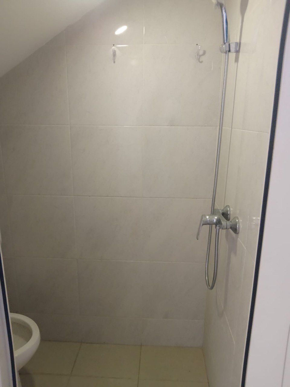 Disewakan Rumah Strategis 2 Lantai Siap Huni di Graha Natura Edenia Surabaya Barat - Thumbnail 3