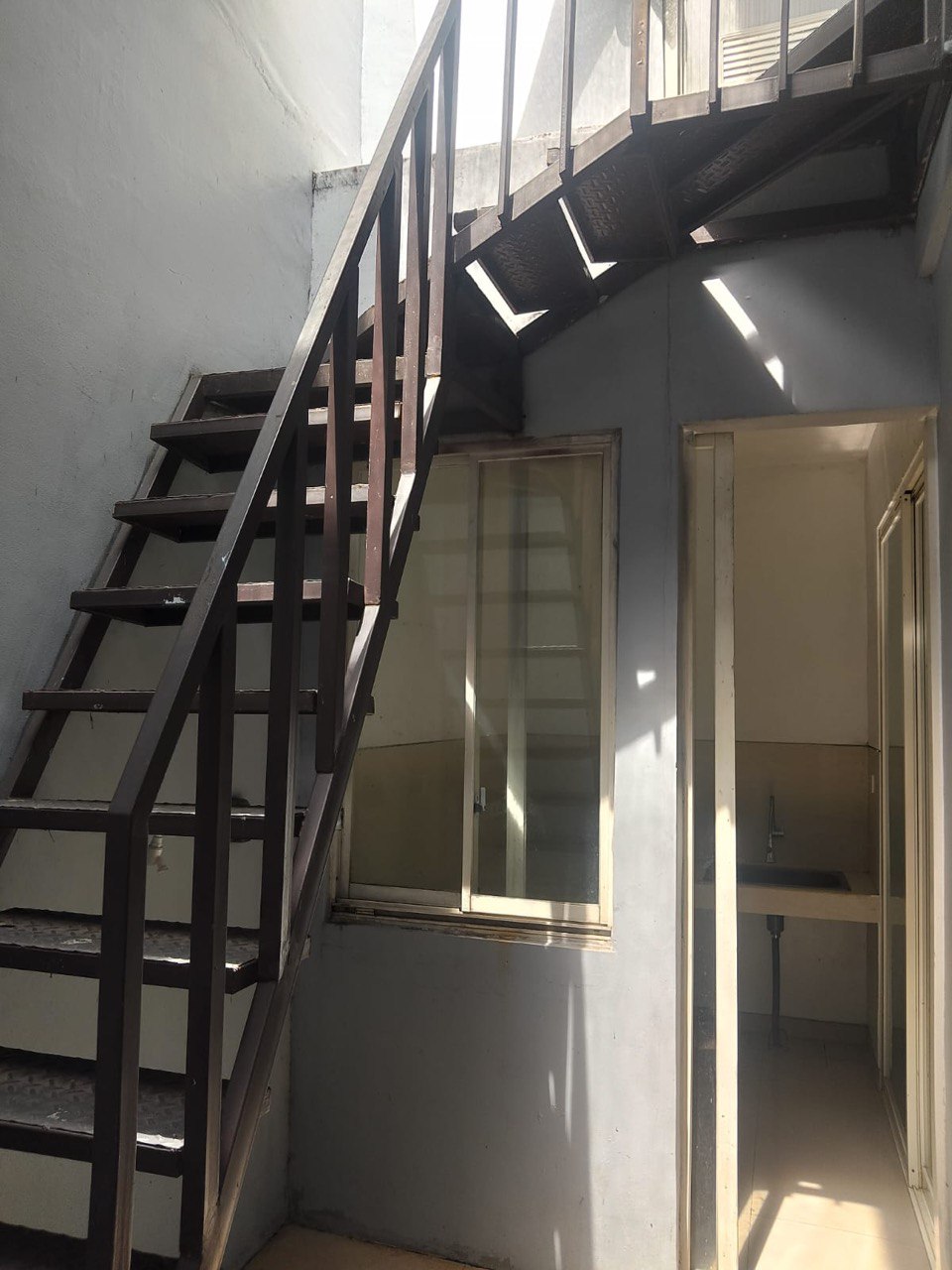 Disewakan Rumah Strategis 2 Lantai Siap Huni di Graha Natura Edenia Surabaya Barat - Thumbnail 4