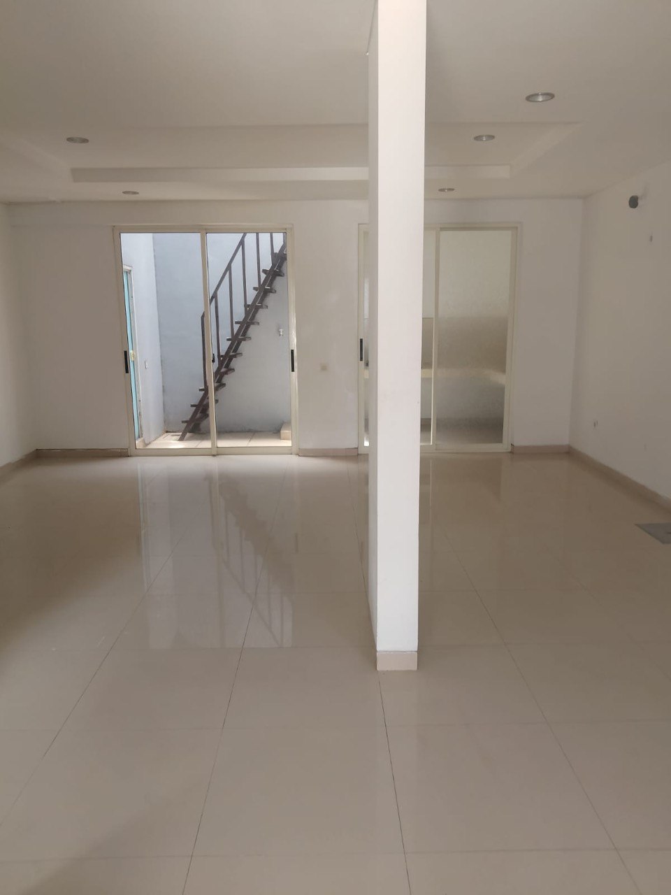 Disewakan Rumah Strategis 2 Lantai Siap Huni di Graha Natura Edenia Surabaya Barat - Thumbnail 8