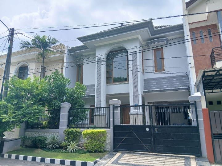 Dijual Murah Rumah Mewah Siap Huni Full Furnish di Babatan Pratama – Wiyung, Surabaya Barat - Image 1