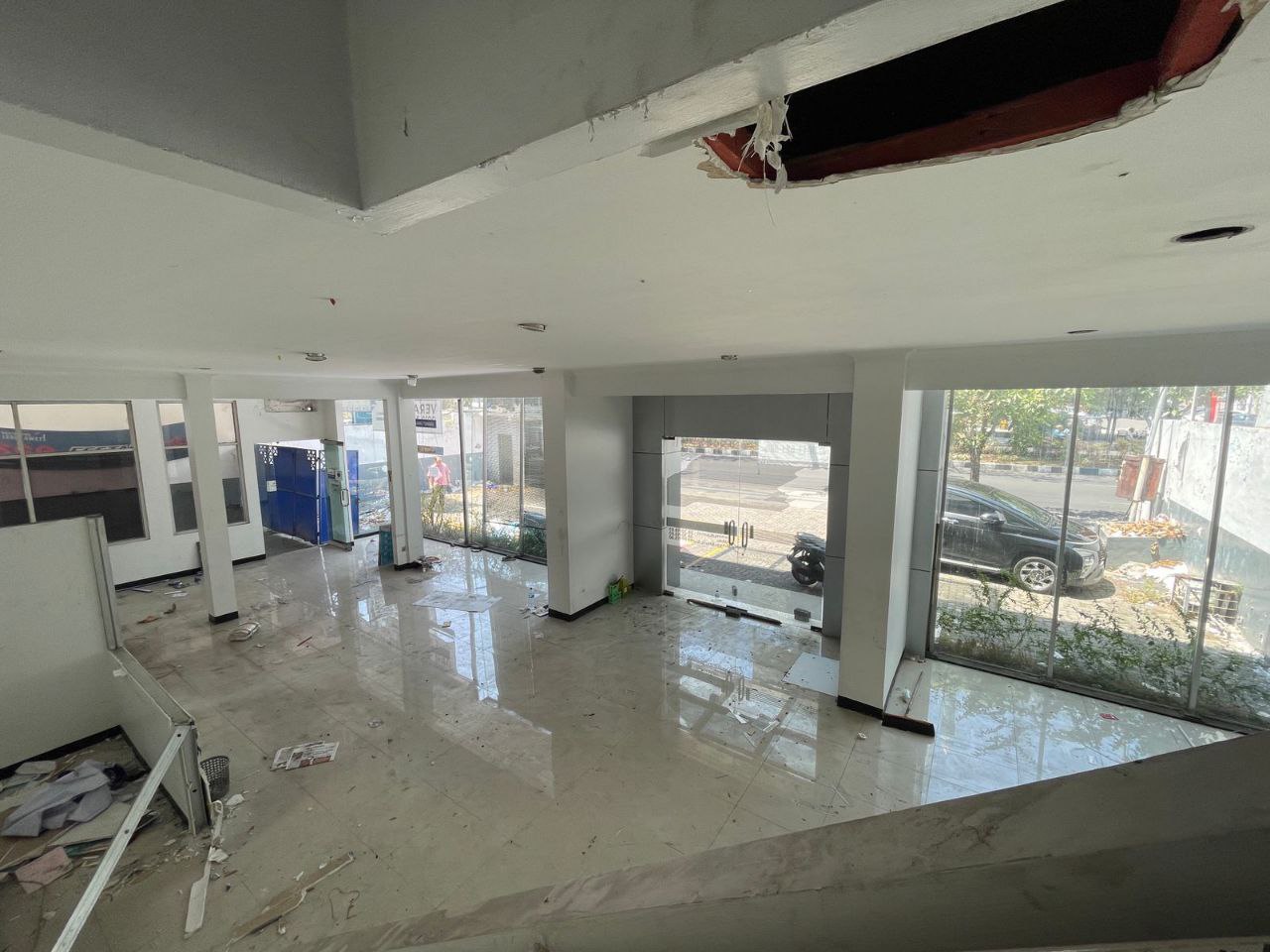 Disewakan Gedung Ex Showroom Strategis di HR Muhammad Surabaya Barat - Thumbnail 3