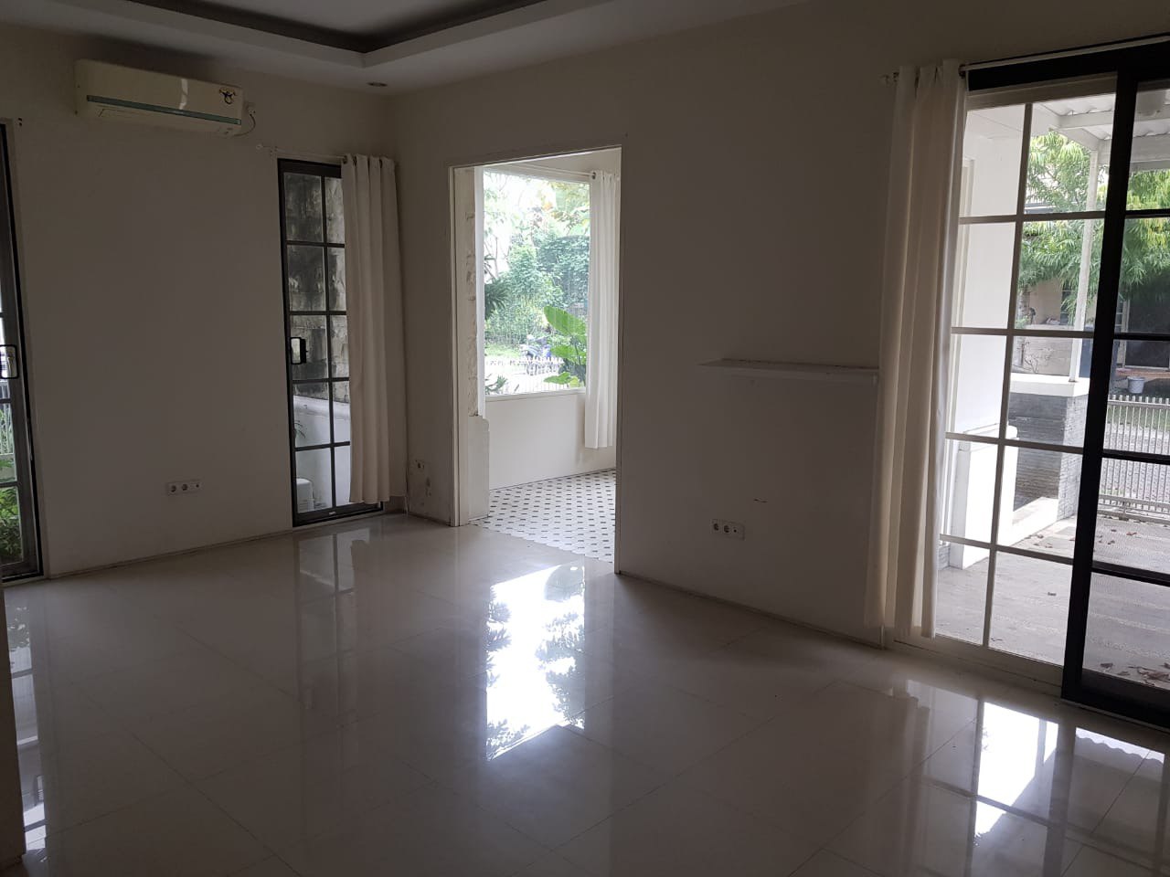 Dijual Rumah Siap Huni Strategis di Vila Valensia Pakuwon Indah Surabaya Barat - Thumbnail 3