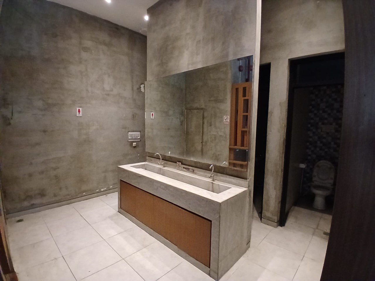 Disewakan Gedung Strategsi Komersial 3 Lantai di Jalan Raya Sulawesi Surabaya Timur - Thumbnail 2