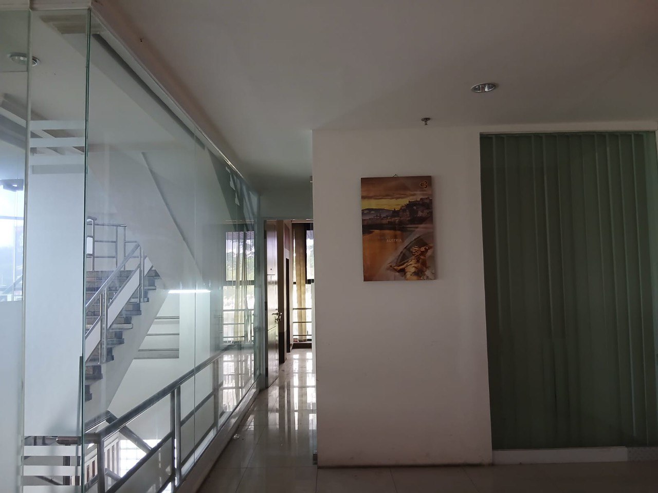 Disewakan Gedung Strategsi Komersial 3 Lantai di Jalan Raya Sulawesi Surabaya Timur - Thumbnail 4