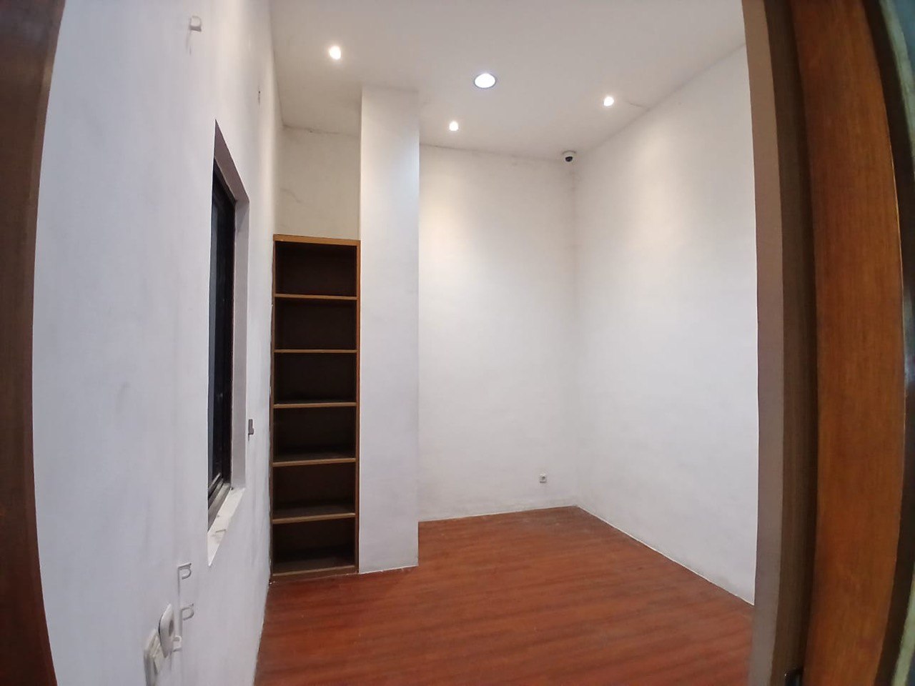 Disewakan Gedung Strategsi Komersial 3 Lantai di Jalan Raya Sulawesi Surabaya Timur - Thumbnail 7