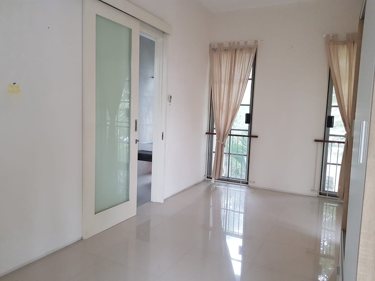 Dijual Murah Rumah 2 Lantai Vila Valensia Pakuwon Indah Surabaya - Thumbnail 3