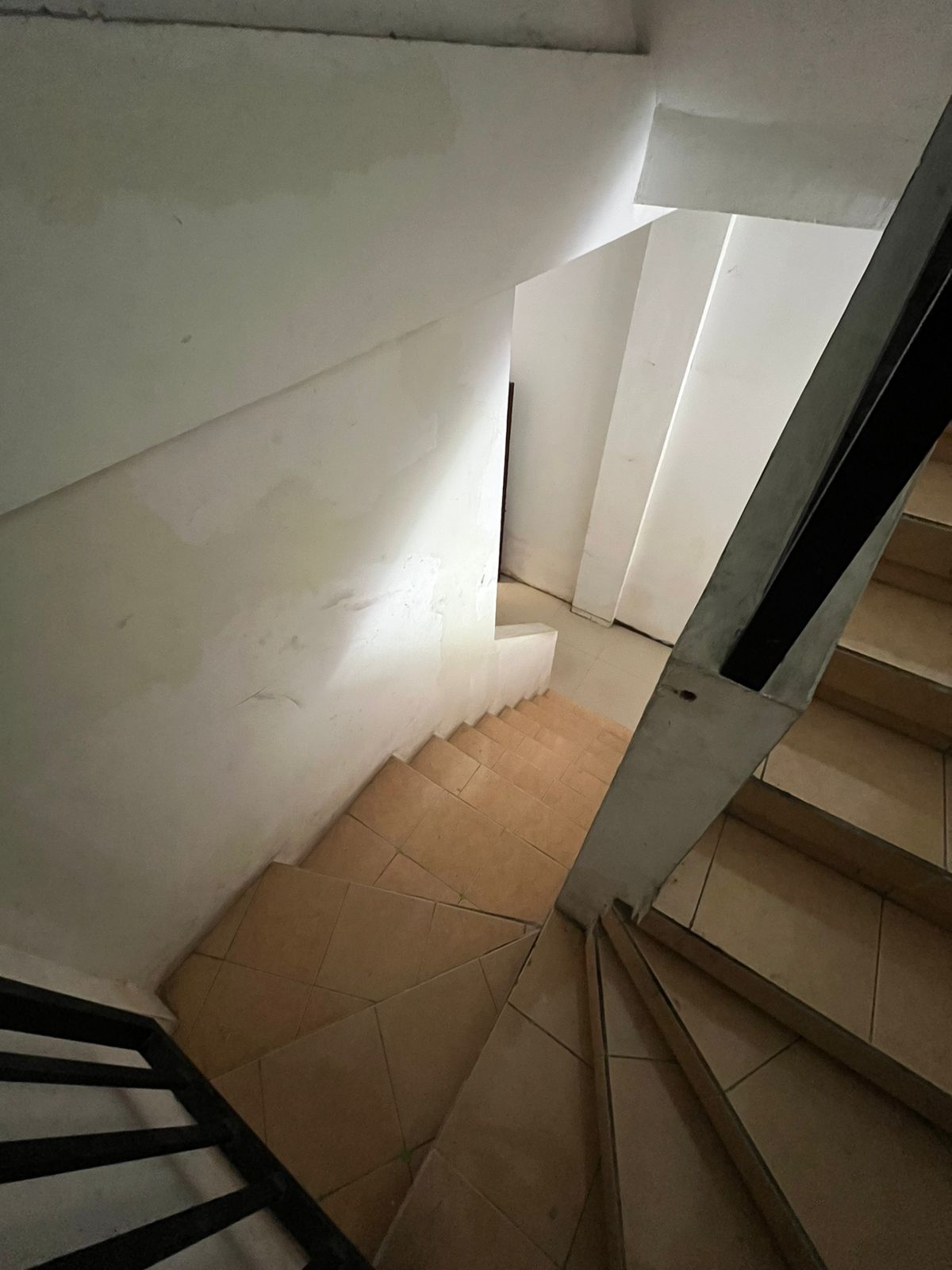 Disewakan Ruko 3 Lantai Lokasi Strategis Raya Darmo Permai Surabaya Barat - Thumbnail 3