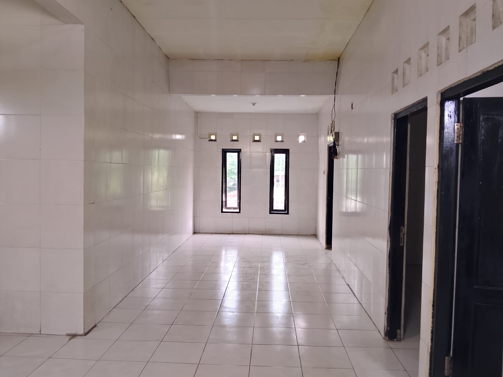 Disewakan Ruko 2 Lantai Luas Strategis di Tandes Lor Surabaya Barat - Thumbnail 3