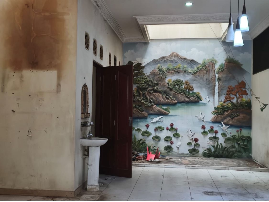 Disewakan Rumah 2 Lantai Luas di Jalan Raya Darmo Permai Surabaya Barat - Thumbnail 2