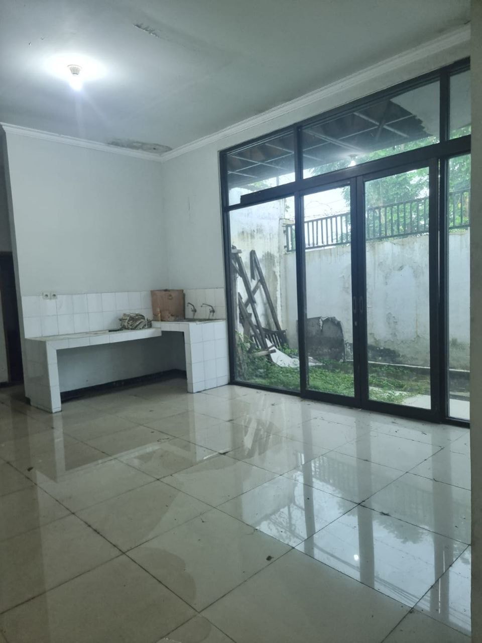 Disewakan Rumah Hook di Jalan Pucang Sewu Surabaya Timur - Thumbnail 4