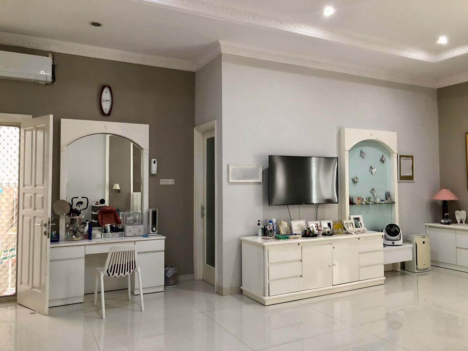 Dijual Rumah Mewah Siap Huni di Graha Famili Surabaya Barat - Image 1