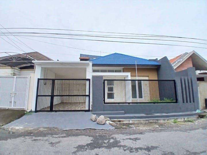 Dijual / Sewa Rumah 2,5 Lantai Ngagel Jaya Tengah Lokasi Strategis Surabaya - Image 1