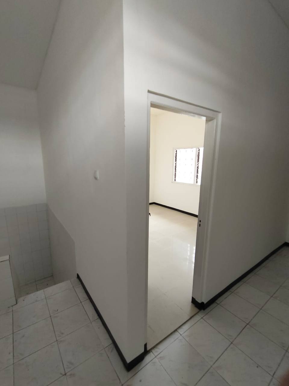 Dijual / Sewa Rumah 2,5 Lantai Ngagel Jaya Tengah Lokasi Strategis Surabaya - Thumbnail 3