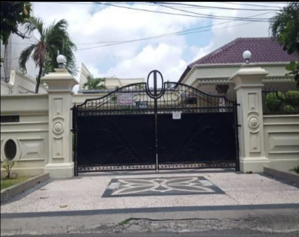 Dijual Rumah Sultan Ada Kolam Renang Di Jemur Andayani Lokasi Strategis Surabaya Selatan - Image 1