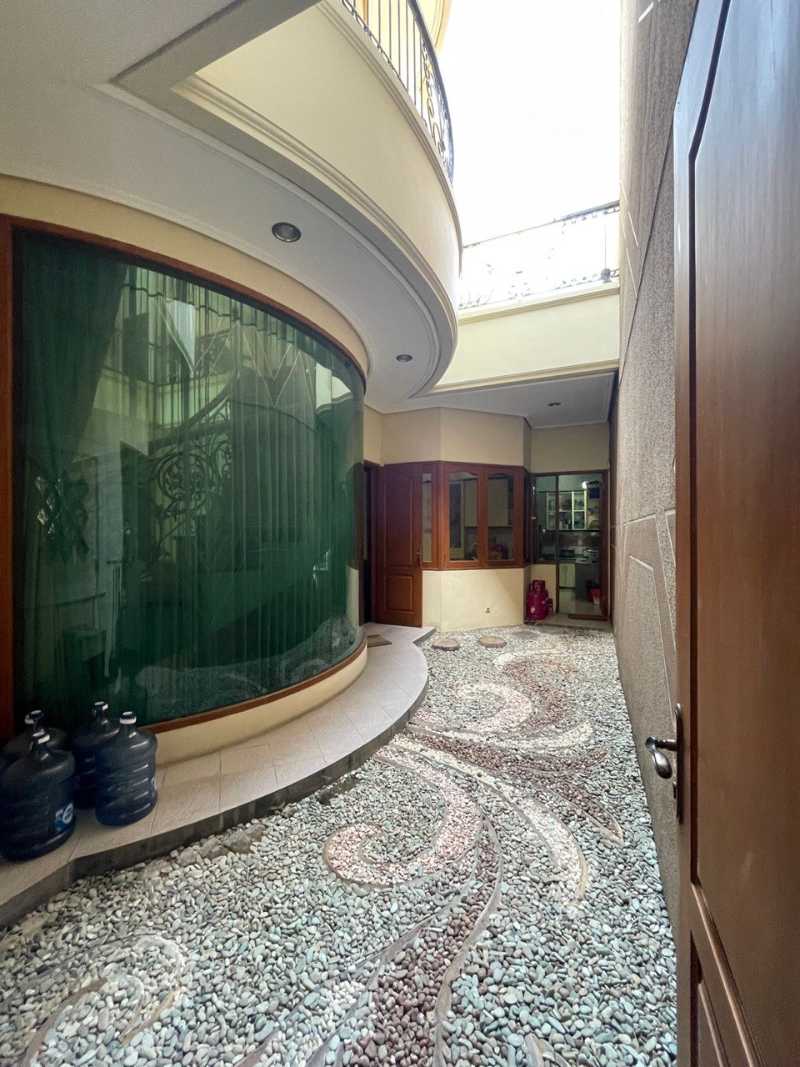 Dijual Rumah Bagus Mewah 2 Lantai di Manyar Jaya Wilayah Surabaya Timur - Image 1