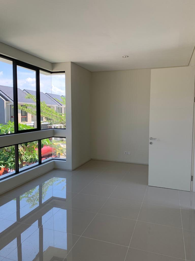 Dijual Rumah Nyaman Northwest Lake Citraland di Wilayah Surabaya Barat - Image 1