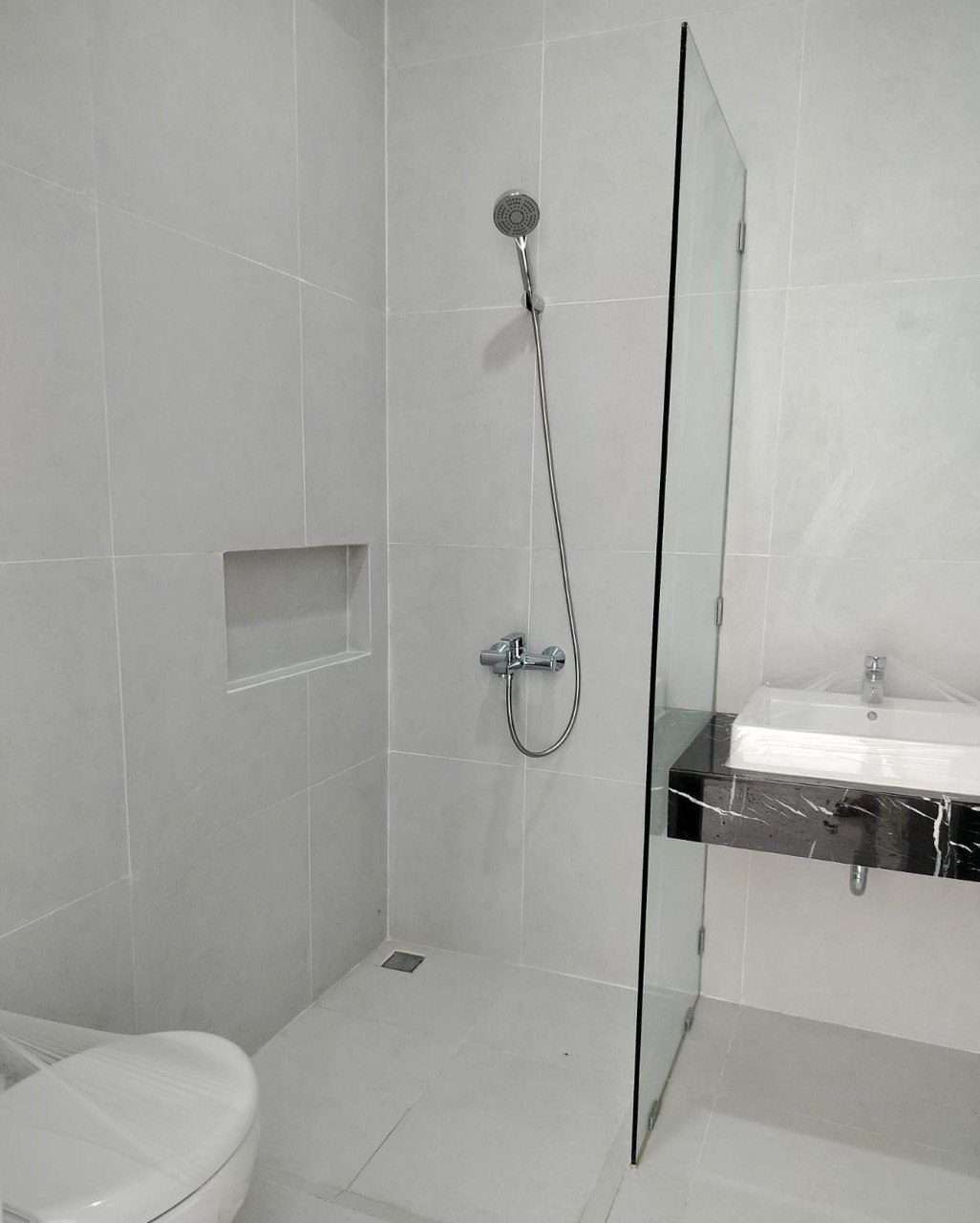 Disewakan Rumah Baru Gress  District Nine Citraland Surabaya Barat - Thumbnail 6