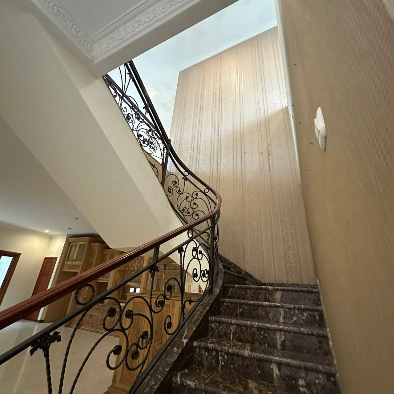 Dijual Rumah Mewah Luas di Margorejo Indah Utara Surabaya Selatan - Thumbnail 3