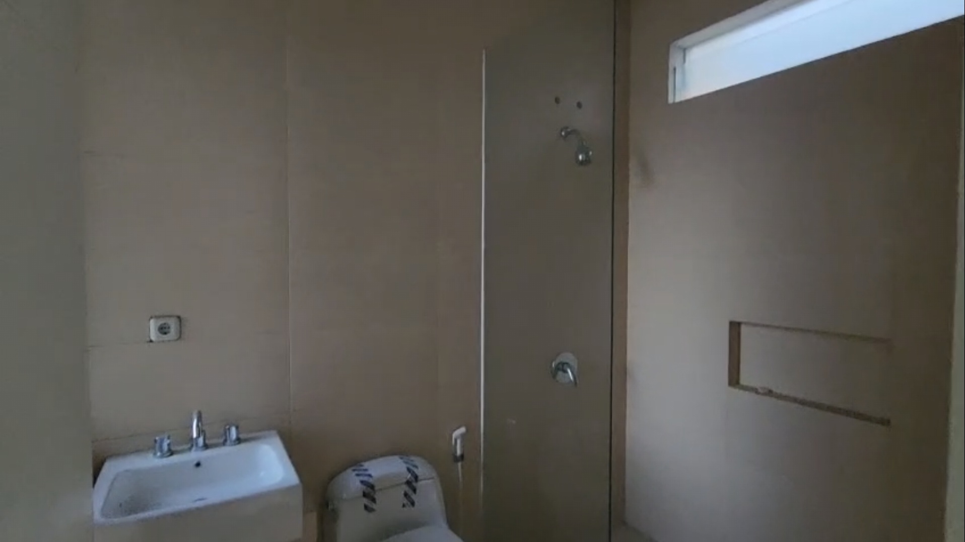 Dijual Rumah Strategis Nyaman di Greenlake Wiyung Surabaya Barat - Thumbnail 6