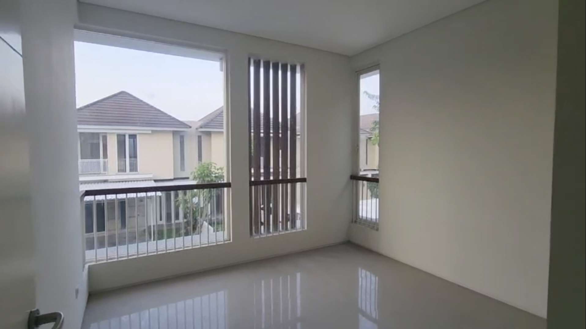 Dijual Rumah Strategis Nyaman di Greenlake Wiyung Surabaya Barat - Thumbnail 8