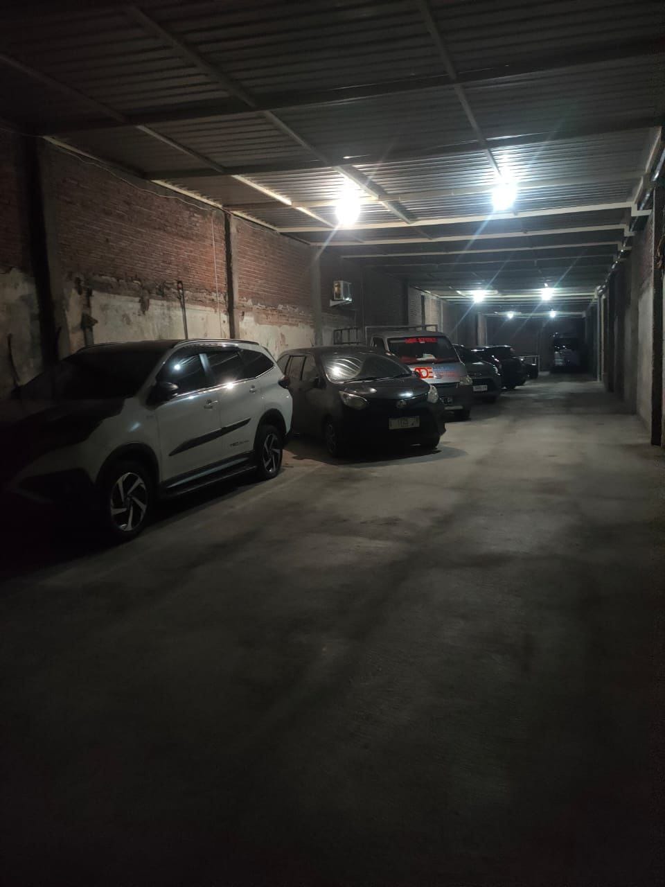 Dijual Rumah Siwalankerto Bisa Usaha Parkiran Garasi 13 Mobil Lokasi Strategis Surabaya Selatan - Thumbnail 2