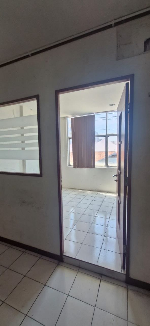Dijual / Disewakan Ruko 4 Lantai Ex Bank di Tenggilis Lokasi Strategis Surabaya Timur - Thumbnail 2
