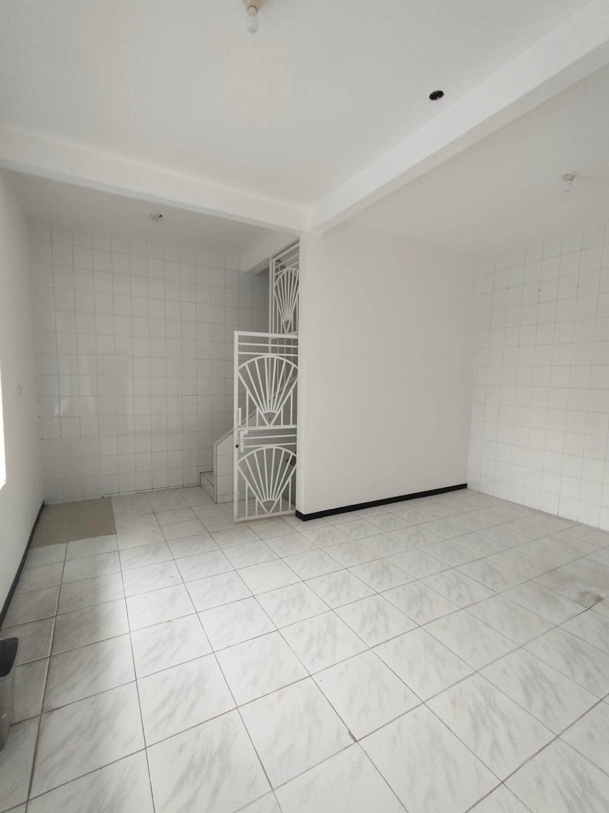 Dijual/Disewa Rumah 2,5 Lantai Jl Ngagel Jaya Tengah Surabaya Timur Siap Huni Luas Besar - Thumbnail 4