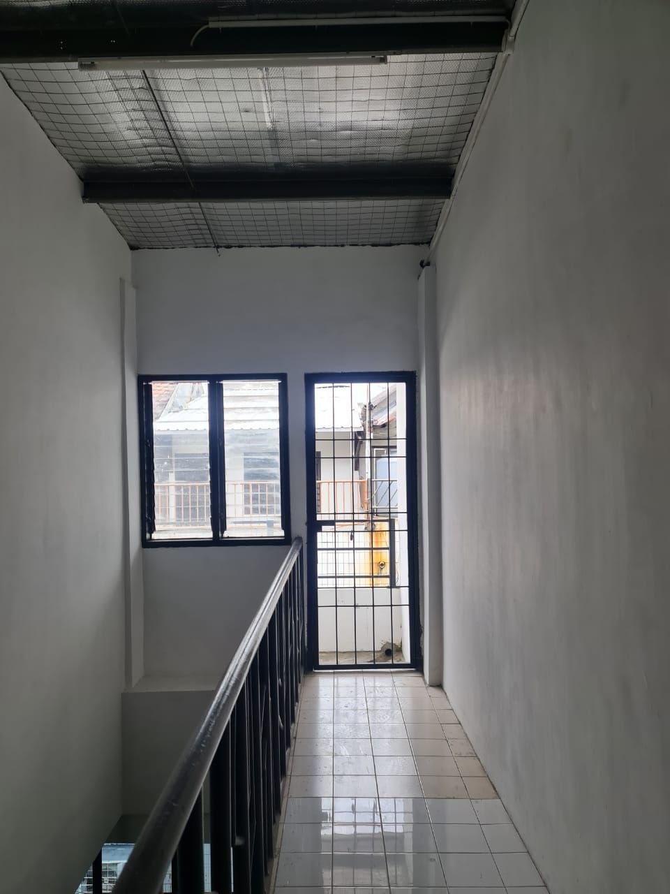 Disewakan Ruko 4 Lantai Strategis Rungkut Megah Indah Surabaya Timur - Thumbnail 3