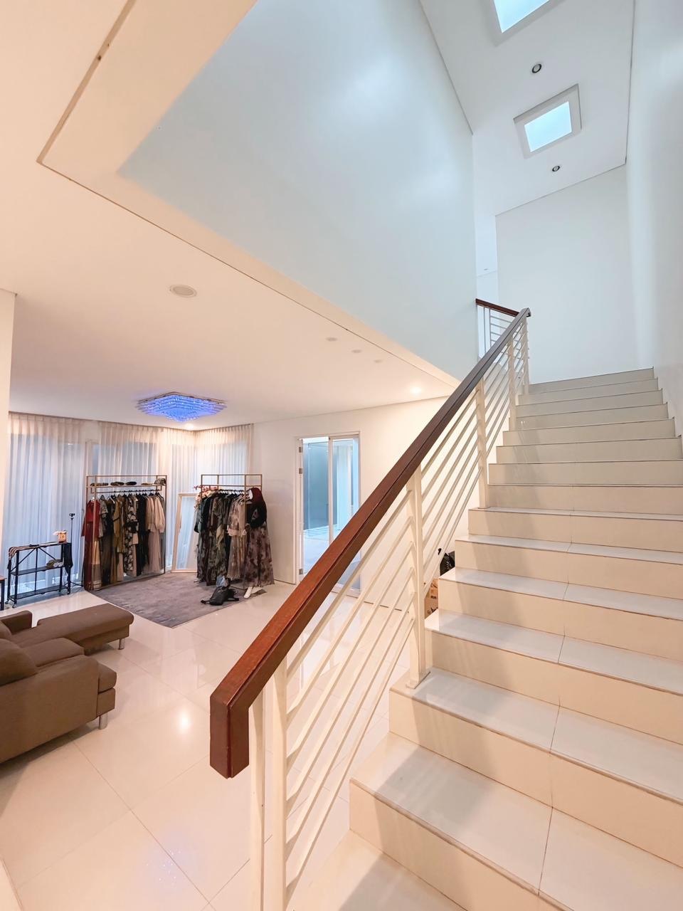 Dijual Rumah Premium Semi Furnished 2 Lantai Siap Huni di Royal Residence Surabaya Barat - Image 1